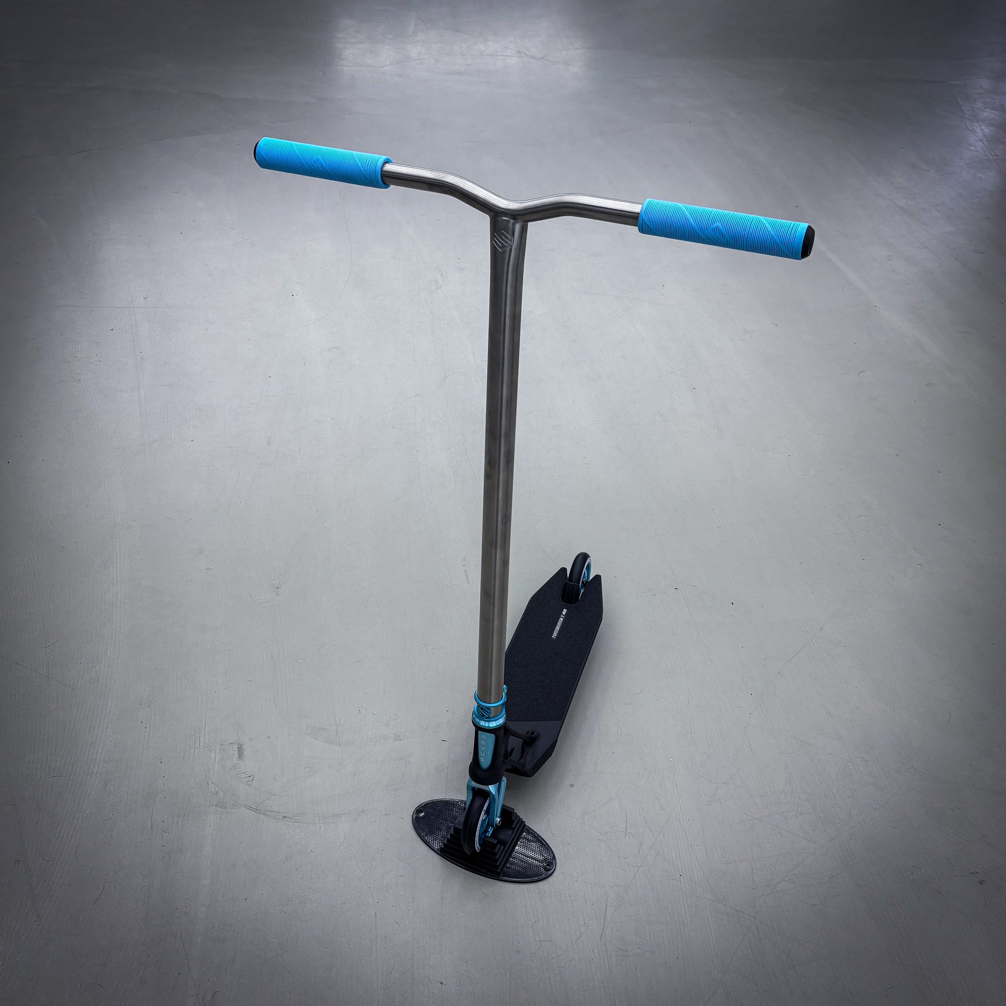 Striker Titan Bend Pande Custom Build - Black/Teal/Silver-ScootWorld.dk