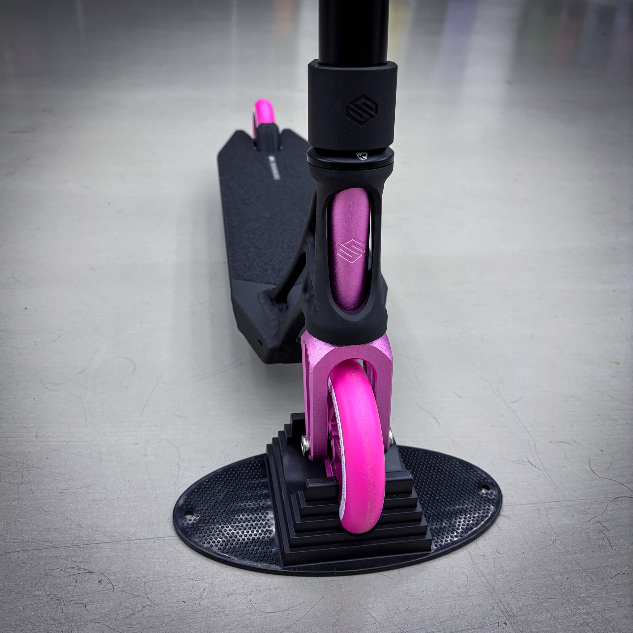 Striker Pande Black/Pink Custom Build - Black/Pink-ScootWorld.dk