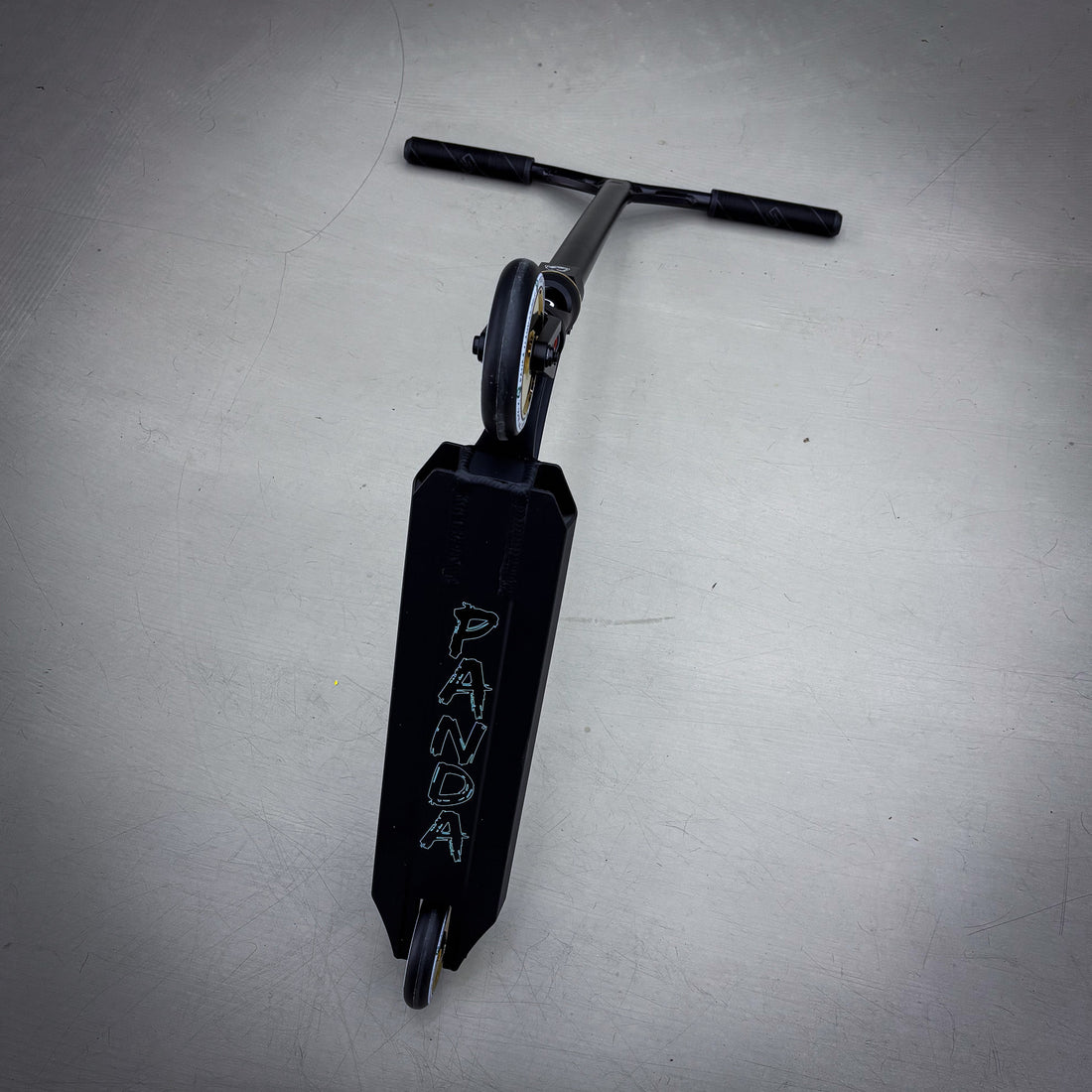 Striker Panda Freestyle Custom Build - Black/Gold-ScootWorld.dk