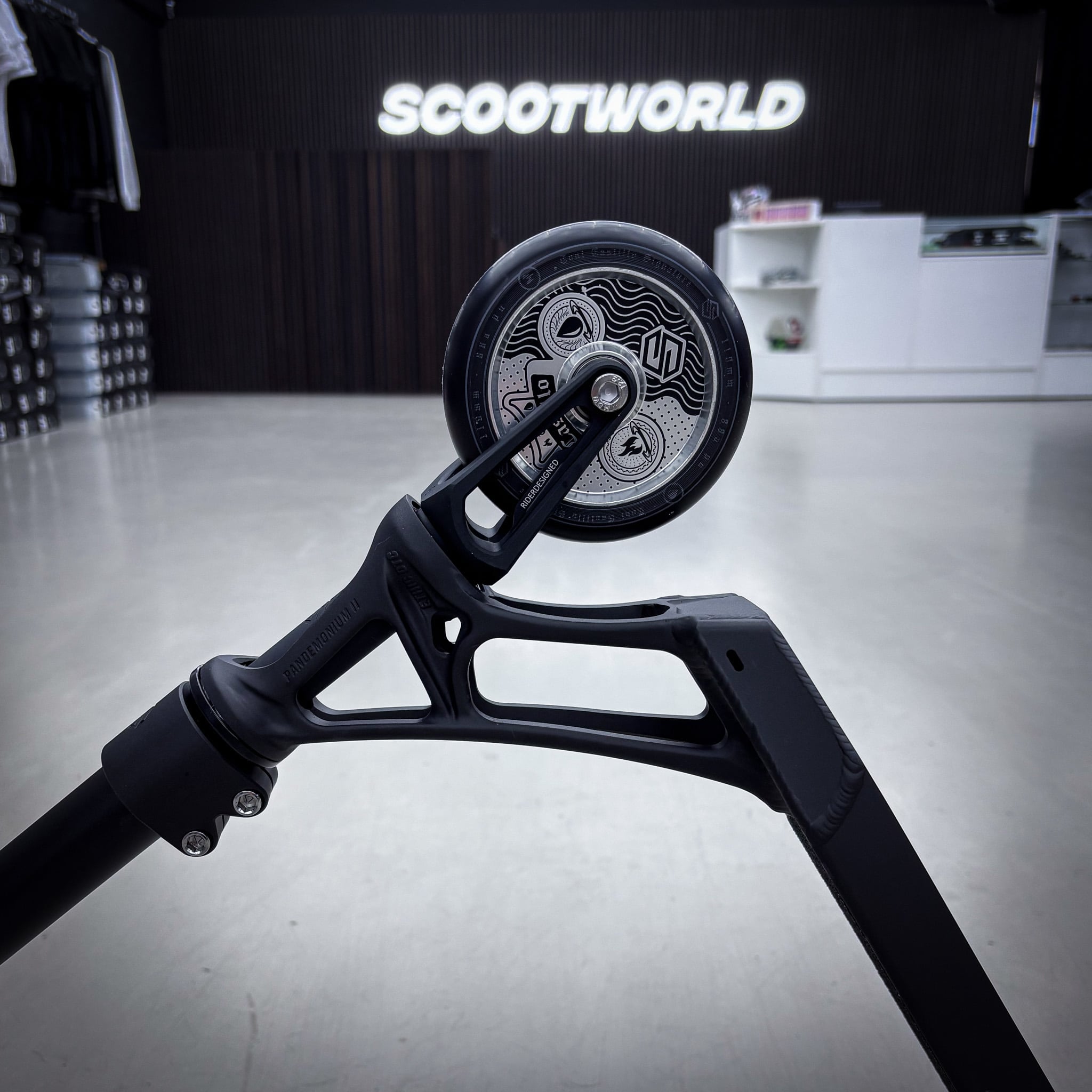 Striker Ethic Pandemonium Custom Build - Black/Red-ScootWorld.dk