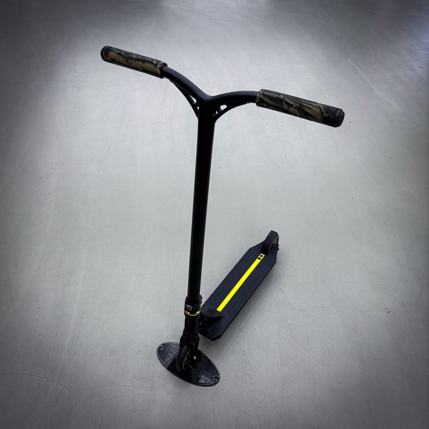 Striker Panda Custom Build - Black/Gold-ScootWorld.dk