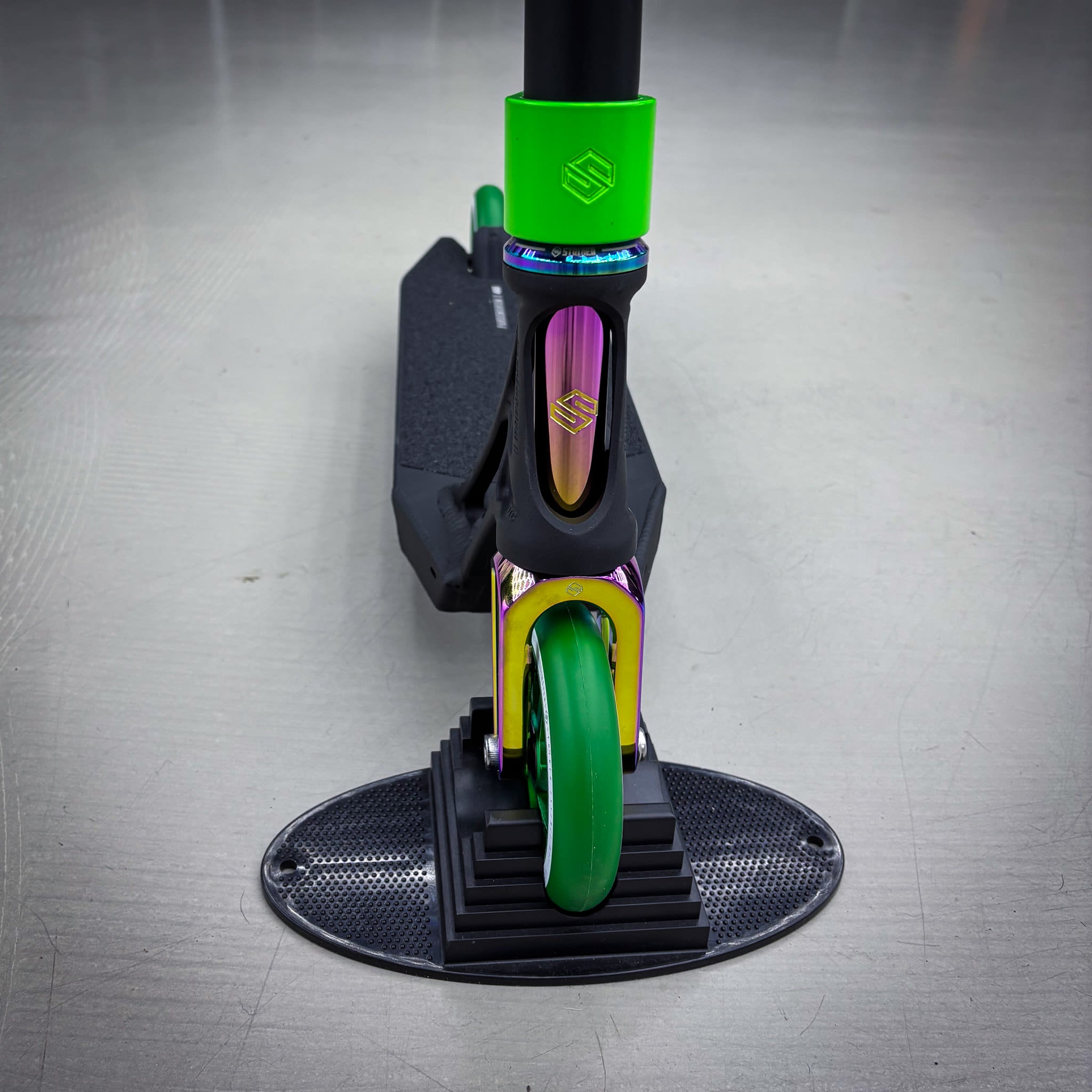 Striker Ethic Black/Green 460 Custom Build - Black/Green-ScootWorld.dk