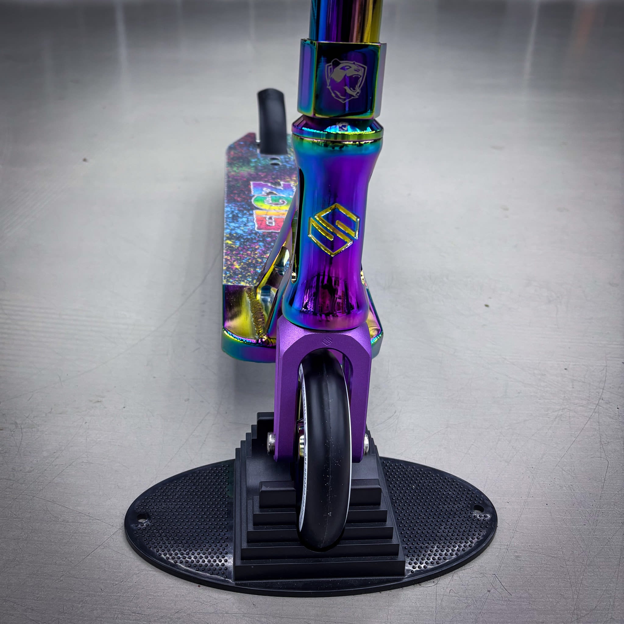 Striker Full Rainbow Custom Build - Rainbow-ScootWorld.dk