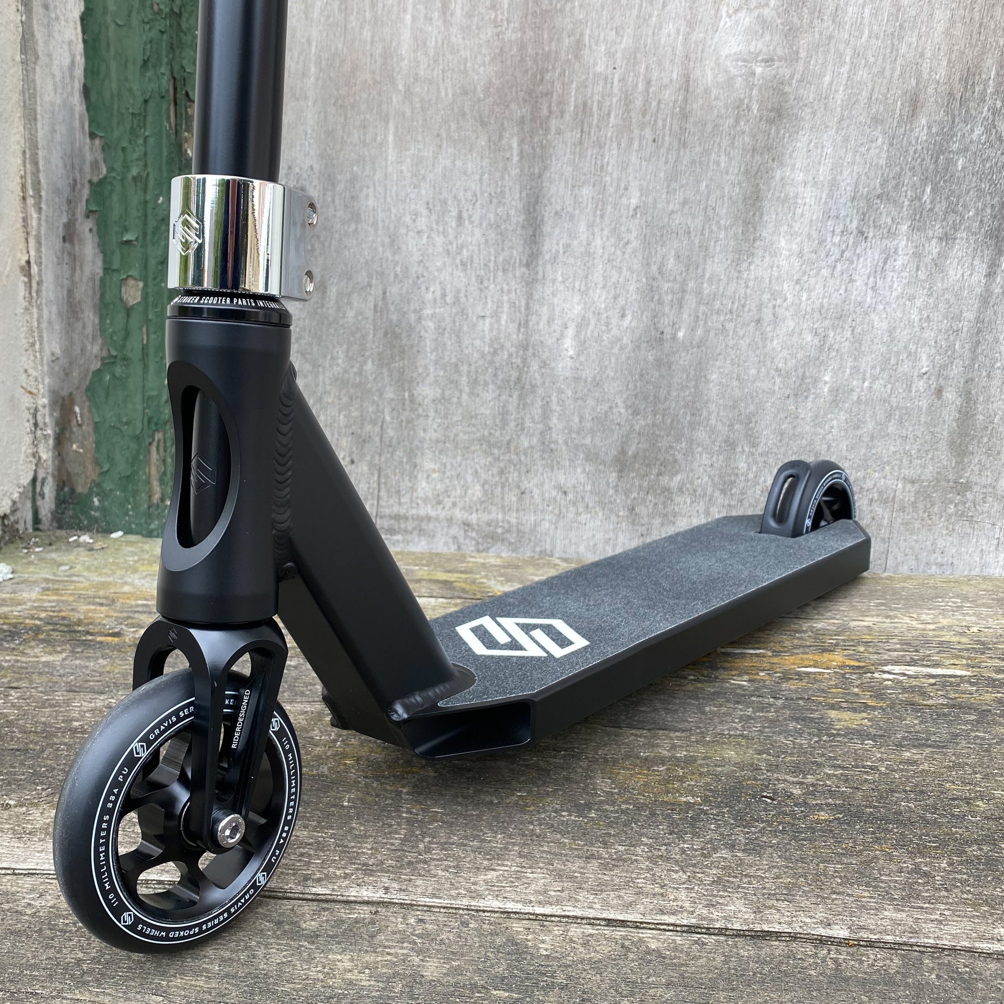 Striker T-Bar Black Custom Build - Black-ScootWorld.dk